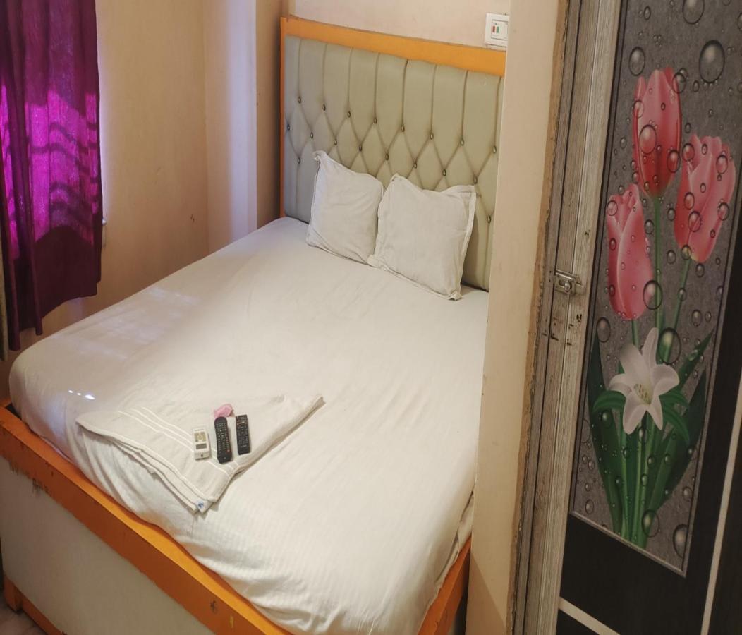 כלכותה Staymaker Tirupati Guest House מראה חיצוני תמונה